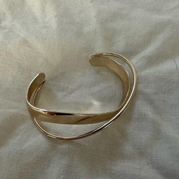 Elegant Gold-Tone Women's Bracelet - Picture 3 of 3